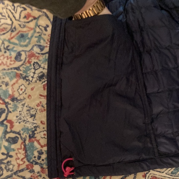 North Face lightweight down vest gently warn LIKE NEW IN GREAT CONDITION! - Picture 6 of 10